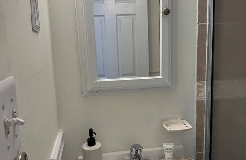 North Bergen Apartment | Cozy 1-bedroom apartment in gorgeous North Bergen with AC