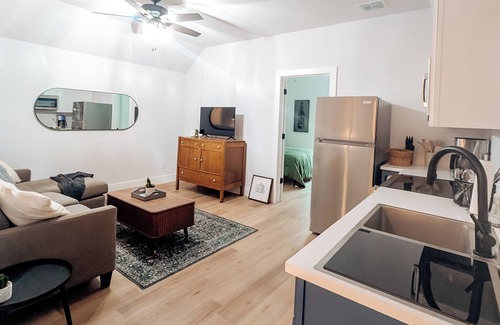 Eastside Promise Neighborhood Apartment | Cozy 1-bedroom apartment near downtown San Antonio, Ft, Sam with WiFi, AC