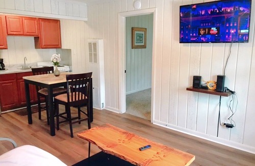 Westerwood Apartment | Cozy 1 bedroom apartment historic neighborhood