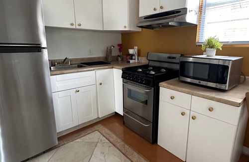 Elizabeth Apartment | Cozy 1-bedroom apartment with Kitchen, Wi-Fi and AC in charming Elizabeth.