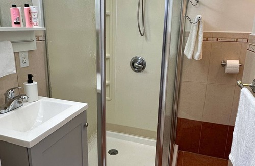 Elizabeth Apartment | Cozy 1-bedroom apartment with Kitchen, Wi-Fi and AC in charming Elizabeth.