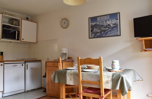 Meribel Centre Apartment | Cozy 1-Bedroom Apartment for 4, Near Slopes and Shops, Parking Included - Méribel