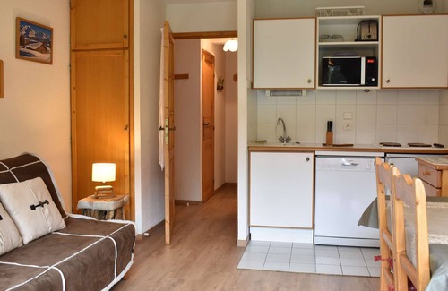 Meribel Centre Apartment | Cozy 1-Bedroom Apartment for 4, Near Slopes and Shops, Parking Included - Méribel