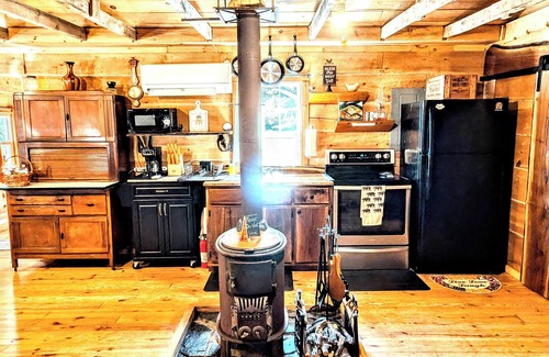 Suches Cabin | Cozy 1 - bedroom Cabin in Cooper's Creek Area