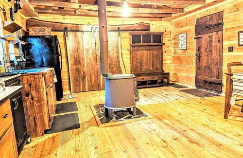 Suches Cabin | Cozy 1 - bedroom Cabin in Cooper's Creek Area