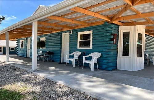 Lebanon Cabin | Cozy 1-bedroom cabin with Loft. Sleeps 8 Near Bennett Springs State Park