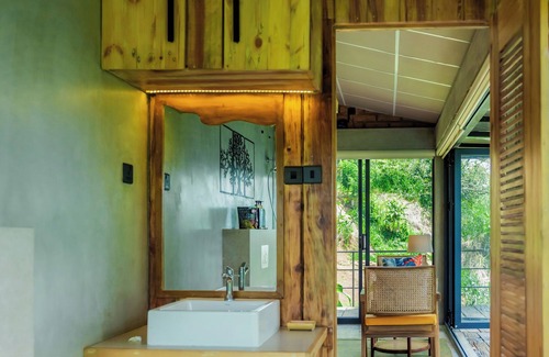 Mawanella Ski Chalet | Cozy 1-bedroom chalet in brilliant Mawanella with WiFi, AC
