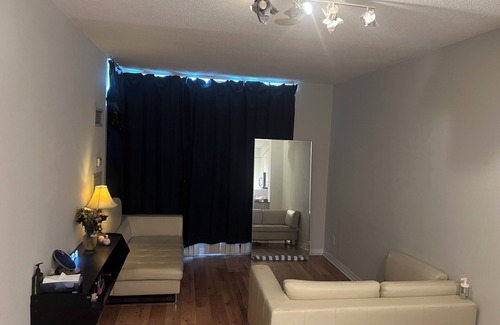 Downtown Mississauga Condo | Cozy 1 Bedroom Condo Near Square One