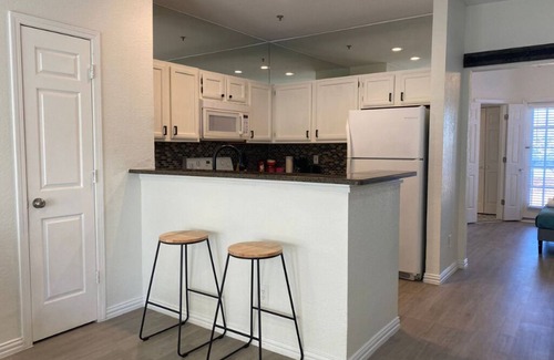 Dallas Condo | Cozy 1-bedroom condo with AC, fitness room, high speed WiFi in amazing Dallas