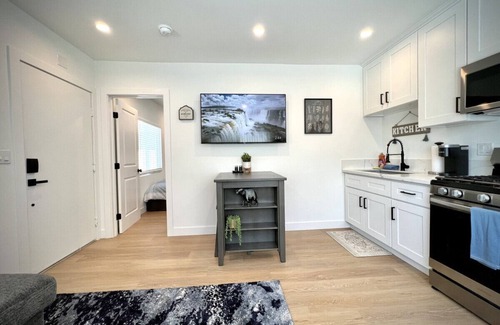 Burbank Apartment | Cozy 1-Bedroom Haven in Beautiful Burbank, near Disney, Warner Bros & Hollywood Attractions