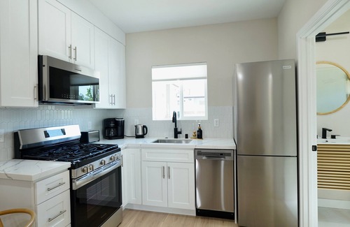 Lake Balboa House | Cozy 1-bedroom house with AC and WiFi in a charming neighborhood of Los Angeles