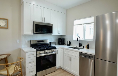 Lake Balboa House | Cozy 1-bedroom house with AC and WiFi in a charming neighborhood of Los Angeles