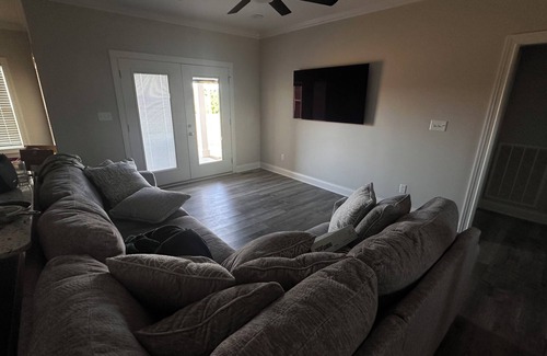Drake House | Cozy 1-bedroom house with WiFi, AC in welcoming Bowling Green!