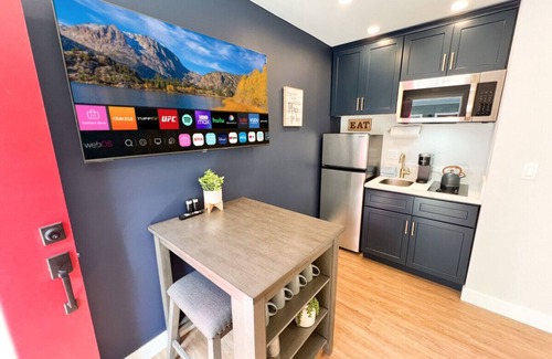 Burbank Apartment | Cozy 1 Bedroom in the heart of Burbank near Disney and Warner Brothers (near Equestrian Center)