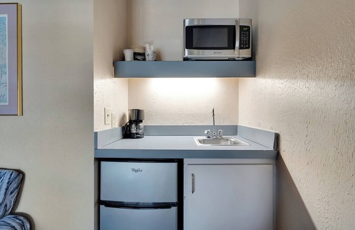 Jamestown House | Cozy 1 bedroom lodge room overlooking Safe Harbor Jamestown on Lake Cumberland
