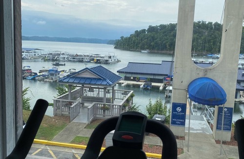 Jamestown House | Cozy 1 bedroom lodge room overlooking Safe Harbor Jamestown on Lake Cumberland
