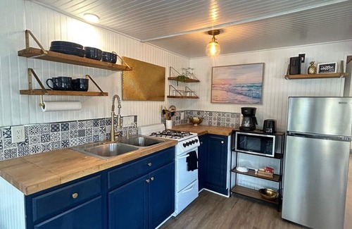 Venice House | Cozy 1-bedroom mobile home in charming Venice with AC, WiFi