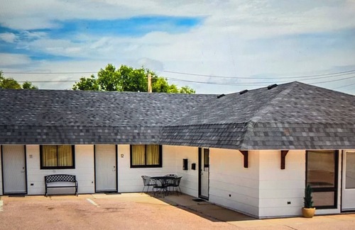 Hot Springs Apartment | Cozy 1 bedroom private apt sleeps up to 4 people. Come enjoy the Black Hills,of