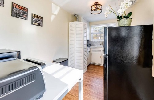 Fairfax District Apartment | Cozy 1-Bedroom Retreat LA