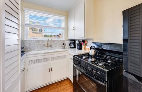 Fairfax District Apartment | Cozy 1-Bedroom Retreat LA