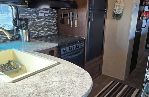 Victorville House | Cozy 1 Bedroom RV and sofa sleeper that can sleep up to 3 persons comfortably