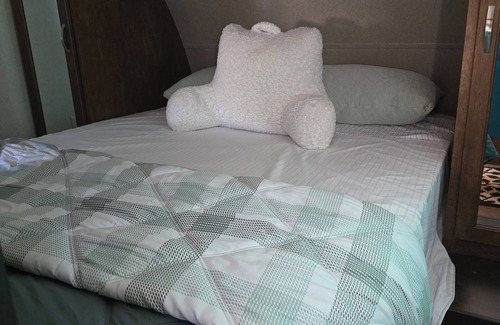 Victorville House | Cozy 1 Bedroom RV and sofa sleeper that can sleep up to 3 persons comfortably