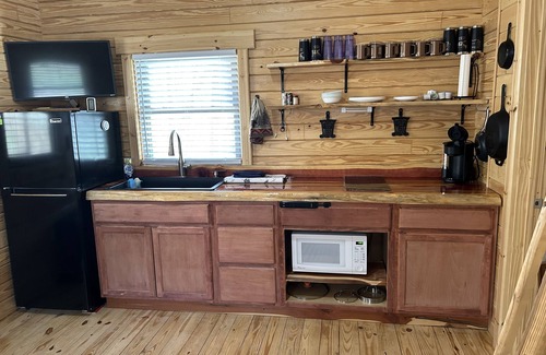 French Lick Cabin | Cozy 1 bedroom w/loft log cabin . 7 miles to French Lick, 15 to Patoka Lake!