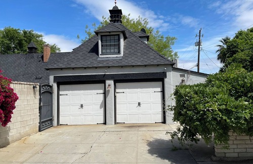 Riviera - Westchester House | Cozy 1 Bedroom w sofa bed. In DT Bakersfield, close to Dining & Entertainment!