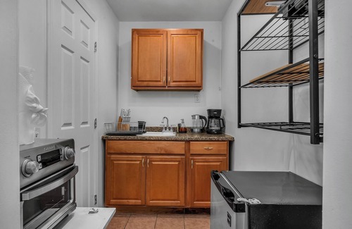 Larchmont House | Cozy 1-Bedroom With Outdoor Seating by Upscale Neighborhood Of West Hollywood