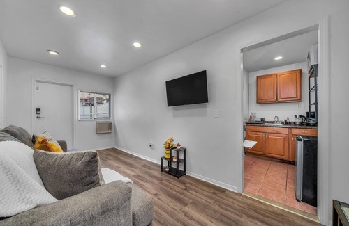 Larchmont House | Cozy 1-Bedroom With Outdoor Seating by Upscale Neighborhood Of West Hollywood