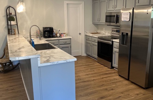 Coker Cabin | Cozy 1 BR Cabin + Sofa Bed - 9 miles to Bryant Denny Stadium!