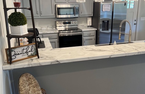 Coker Cabin | Cozy 1 BR Cabin + Sofa Bed - 9 miles to Bryant Denny Stadium!