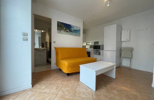 Saint-Georges-de-Didonne Apartment | Cozy 1-Bedroom Apartment with Terrace, Steps from Saint-Georges-de-Didonne Beach