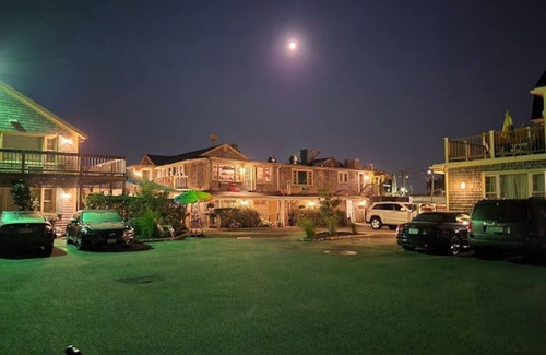 Falmouth Heights Apartment | Cozy 1 King Bed Stay Above Bar & Nightlife Fun
