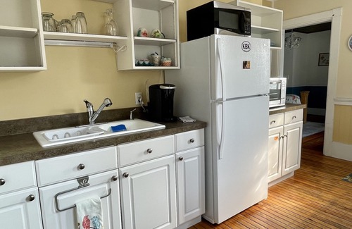 Kennebunk Apartment | Cozy 1890 Cottage Studio with Hot Tub and Fire Pit in Downtown Kennebunk