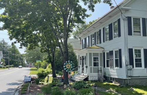 Kennebunk Apartment | Cozy 1890 Cottage Studio with Hot Tub and Fire Pit in Downtown Kennebunk