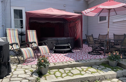 Kennebunk Apartment | Cozy 1890 Cottage Studio with Hot Tub and Fire Pit in Downtown Kennebunk