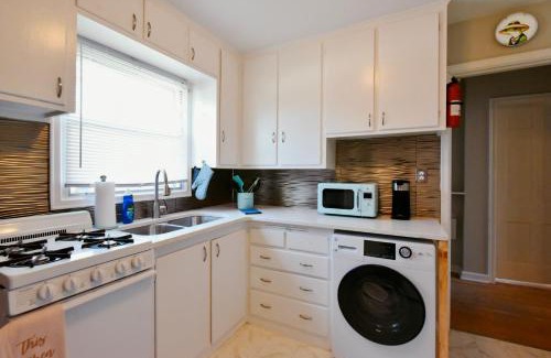 Downtown Omaha Apartment | Cozy 1B Apt-Close to Hospital, Grocery, Midtown