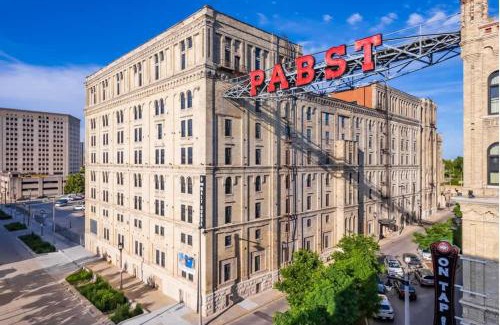 Westown Apartment | Cozy 1BD near Historic Pabst Brewery - Fiserv