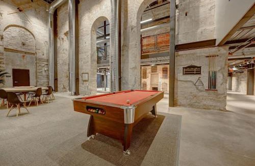 Westown Apartment | Cozy 1BD near Historic Pabst Brewery - Fiserv