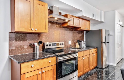 Chinatown Apartment | Cozy 1BD steps away from Convention Center