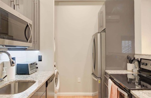 Rittenhouse Row Apartment | Cozy 1BD With Balcony