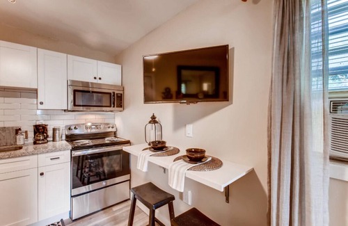 Coral Terrace Apartment | Cozy 1BR Apartment in Miami - WiFi, AC, Near Coconut Grove & Beaches