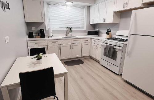 North Park Apartment | Cozy 1BR Apt Near Dining & Shops - Kimball C2