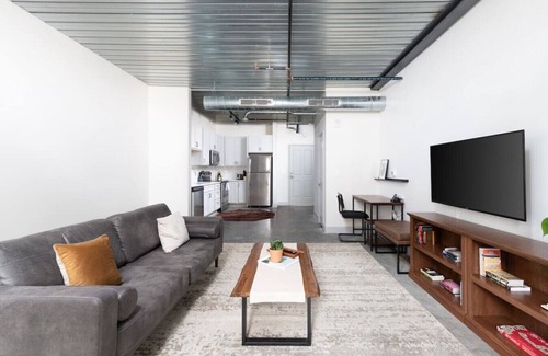 Westown Apartment | Cozy 1BR Close to Fiserv with Parking