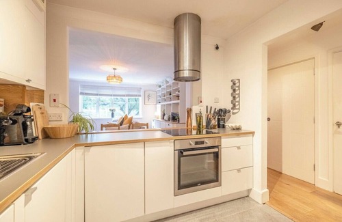 Ascot Apartment | Cozy 1BR Opposite Ascot Racecourse + Free Parking