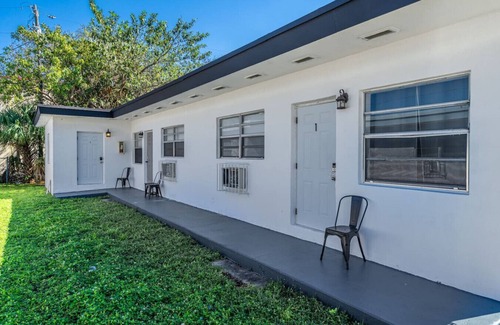 Dania Beach Apartment | Cozy 1BR Retreat | 6 Mins to Beach + Free Parking