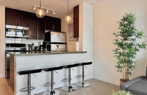 Crosstown Condo | Cozy 1BR suite Stunning View, AC and Parking