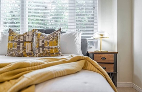 Churchill Meadows Apartment | Cozy 1BR Townhome Apartment