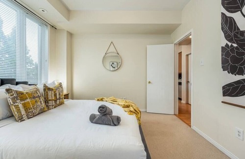 Churchill Meadows Apartment | Cozy 1BR Townhome Apartment